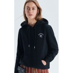Bluza hoodie z kapturem - Czarny. Bluzy damskie Cropp. Za 79.99 zł.