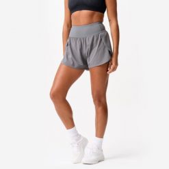 Spodenki fitness damskie Domyos dwuwarstwowe. Szare szorty sportowe damskie DOMYOS, m, bez wzorów, z materiału, sportowe, na fitness i siłownię. Za 69.99 zł.