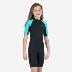 Krótka pianka surfingowa dla dzieci Decathlon 100 YULEX® z neoprenu 1,5 mm. Czarne kąpielówki dla chłopców Decathlon, bez wzorów, z kauczuku, długie. Za 99.99 zł.