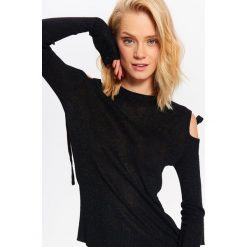 SWETER DAMSKI COLD SHOULDER Z WIĄZANIAMI. Czarne swetry damskie TOP SECRET, na jesień, bez wzorów, z dzianiny, eleganckie, bez kołnierzyka, bez ramiączek, bez kaptura. W wyprzedaży za 24.99 zł.