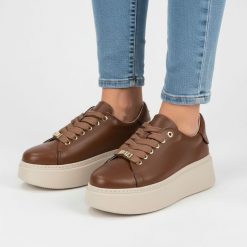 Sneakersy damskie Karino, cholewka ze skóry naturalnej gładkiej minimalistyczna forma klasyczne sznurowanie masywna podeszwa zapewniająca stabilność. Brązowe półbuty damskie Karino, bez wzorów, z jeansu, casualowe, bez obcasa, na platformie, bez zapięcia. Za 589.00 zł.