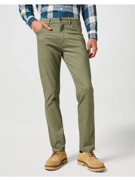 WRANGLER MĘSKIE SPODNIE MATERIAŁOWE LARSTON DUSTY OLIVE 112356816 W18S014024. Zielone spodnie materiałowe męskie Wrangler, l, bez wzorów, z bawełny, klasyczne. W wyprzedaży za 99.99 zł.