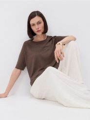 Bluzka z wiskozą - brązowy. Brązowe bluzki damskie Reserved, l, bez wzorów, z dzianiny, bez kołnierzyka, bez ramiączek. W wyprzedaży za 39.99 zł.