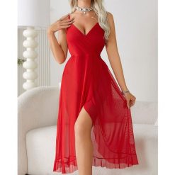 Koszulka nocna maxi z lekkiego materiału na romantyczne wieczory Belandina. Czerwone koszule nocne damskie Intica, l, z aplikacjami, z materiału. Za 109.00 zł.