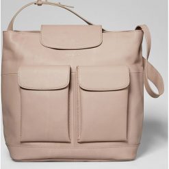 Skórzana torebka w kolorze beżowym - 40 x 45 x 7 cm. Torebki do ręki damskie marki Marc O'Polo Accessoires. W wyprzedaży za 600.95 zł.