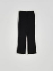 Spodnie flare z rozcięciami - czarny. Czarne spodnie materiałowe damskie Reserved, bez wzorów, z tkaniny. W wyprzedaży za 79.99 zł.