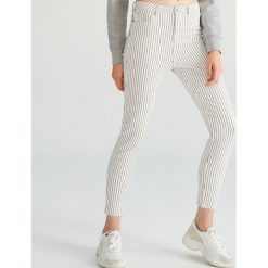 Spodnie slim w paski - Biały. Spodnie materiałowe damskie marki Reserved. Za 99.99 zł.