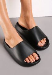 Czarne Piankowe Klapki z Szerokim Paskiem Jaspera. Czarne klapki damskie Born2be, bez wzorów, eleganckie, bez obcasa, na płaskiej podeszwie. Za 39.99 zł.