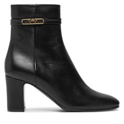 Botki Emporio Armani. Czarne botki damskie Emporio Armani, bez obcasa, na słupku, bez zapięcia. Za 2,249.00 zł.
