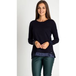 Granatowy sweter z nylonowymi wykończeniami QUIOSQUE. Niebieskie swetry damskie QUIOSQUE, z nylonu, z klasycznym kołnierzykiem. W wyprzedaży za 119.99 zł.