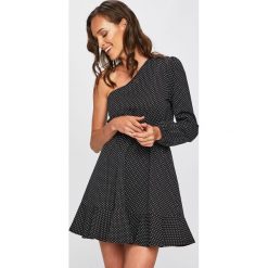 Glamorous - Sukienka. Czarne sukienki damskie Glamorous, na co dzień, l, bez wzorów, z dzianiny, casualowe, z asymetrycznym kołnierzem, bez ramiączek, mini, asymetryczne. W wyprzedaży za 99.90 zł.