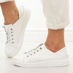 Białe skórzane półbuty damskie Vinceza 79590. Białe półbuty damskie VINCEZA, na lato, bez wzorów, z jeansu, eleganckie, z okrągłym noskiem, bez obcasa, bez zapięcia. W wyprzedaży za 192.72 zł.