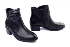 Rieker 73953-00 black, botki damskie. Czarne botki damskie Rieker, ze skóry, bez obcasa, na obcasie, bez zapięcia. Za 449.90 zł.