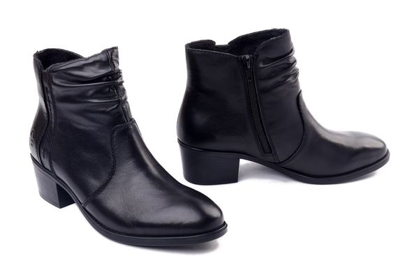 Rieker 73953-00 black, botki damskie. Czarne botki damskie Rieker, ze skóry, bez obcasa, na obcasie, bez zapięcia. Za 449.90 zł.