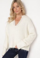Jasnobeżowy Krótki Sweter z Wełną i Głębokim Dekoltem w Serek Savalithia. Brązowe swetry damskie Born2be, na zimę, bez wzorów, z wełny, bez kołnierzyka, bez ramiączek, krótkie, bez kaptura. Za 149.99 zł.