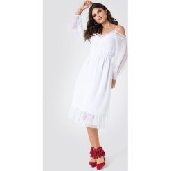 NA-KD Boho Sukienka w kropki z odkrytymi ramionami - White. Sukienki damskie marki NA-KD Boho. W wyprzedaży za 60.97 zł.
