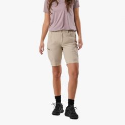 Szorty Outdoor Hiking damska Swedemount Glittertind Shorts szybkoschnące. Brązowe szorty sportowe damskie SWEDEMOUNT, bez wzorów, z tkaniny, sportowe, outdoorowe. Za 199.99 zł.