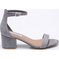 Steve Madden - Sandały. Szare sandały damskie Steve Madden, z materiału. W wyprzedaży za 249.90 zł.