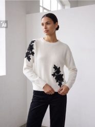 Sweter oversize z motywem kwiatowym - kremowy. Białe swetry damskie Sinsay, l, bez wzorów, bez kołnierzyka, bez ramiączek, bez kaptura. Za 49.99 zł.