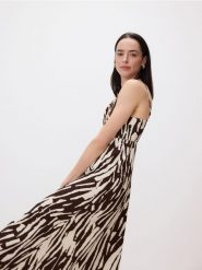 Wzorzysta sukienka - brązowy. Brązowe sukienki damskie Reserved, l, bez wzorów, z dzianiny, bez kołnierzyka, bez ramiączek, maxi, rozkloszowane. W wyprzedaży za 79.99 zł.
