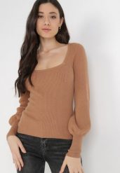 Jasnobrązowy Sweter Uhrieth. Brązowe swetry damskie Born2be, bez wzorów, z dzianiny, bez kołnierzyka, bez ramiączek, długie, bez kaptura. Za 99.99 zł.