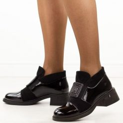 Czarne lakierowane botki damskie Vinceza 58558. Czarne botki damskie VINCEZA, na jesień, z dzianiny, eleganckie, z okrągłym noskiem, bez obcasa, na obcasie, bez zapięcia. Za 219.00 zł.