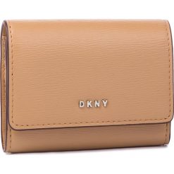 Mały Portfel Damski DKNY - Bryant Card Case Id R82Z3503 Latte LAT. Portfele damskie marki DKNY. Za 289.00 zł.