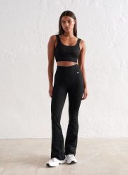 Damskie legginsy bezszwowe, prążkowane, squat proof, dzwony, skrócone czarne. Czarne legginsy damskie Aim'n, m, bez wzorów, z dzianiny, z podwyższonym stanem, na fitness i siłownię. Za 297.00 zł.