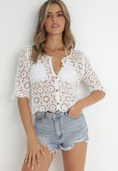 Biały Kardigan Narzutka Rosia. Białe kardigany damskie Born2be, w ażurowe wzory, z bawełny, boho, krótkie. Za 74.99 zł.