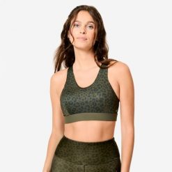 Stanik sportowy Domyos w cętki lamparta khaki. Zielone bluzy sportowe damskie DOMYOS, s, bez wzorów, z elastanu, bez kaptura, na jogę i pilates. W wyprzedaży za 49.99 zł.