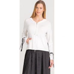 SWETER Liu Jo Sport. Białe bluzy sportowe damskie Liu Jo Sport, l, bez wzorów, z dzianiny, sportowe, bez kołnierzyka, bez ramiączek, z kapturem. Za 401.00 zł.
