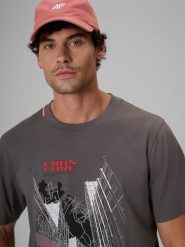 4F T-shirt regular z nadrukiem męski - szary L. Szare koszulki sportowe męskie 4f, l, bez wzorów, z bawełny, bez kołnierzyka, bez ramiączek. Za 79.99 zł.