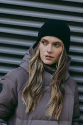 WEŁNIANA CZAPKA DELIA CZARNA One size - Flawless. Czarne czapki i kapelusze damskie Flawless, na zimę, bez wzorów, z kaszmiru, eleganckie. Za 239.00 zł.