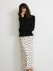 Spódnica midi z satynowym wykończeniem - kremowy. Białe spódnice damskie Reserved, l, bez wzorów, z satyny, maxi, proste. W wyprzedaży za 109.99 zł.