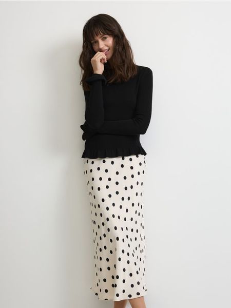 Spódnica midi z satynowym wykończeniem - kremowy. Białe spódnice damskie Reserved, l, bez wzorów, z satyny, maxi, proste. W wyprzedaży za 109.99 zł.