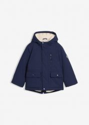 Hydrofobowa parka zimowa na podszewce kożuszku. Niebieskie kurtki i płaszcze dla chłopców bonprix, na zimę, z aplikacjami, bez kaptura. Za 219.99 zł.