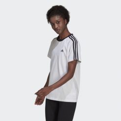 Koszulka fitness damska Adidas Essentials 3-Stripes Tee. Białe koszulki sportowe damskie Adidas, xs, bez wzorów, z bawełny, bez kołnierzyka, bez ramiączek, na fitness i siłownię. Za 121.75 zł.