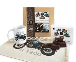 BMW GS — paczka (Zawartość paczki: koszulka - torba - kubek - słodycze; Rozmiar koszulki / bluzy: 5XL (męska); Kolor koszulki / bluzy: czarny; Rodzaj. Czarne bluzy damskie nikiniki, m, bez wzorów, z bawełny, bez kołnierzyka, bez ramiączek. Za 179.00 zł.
