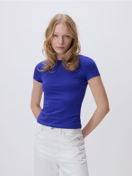 T-shirt slim fit - niebieski. Niebieskie t-shirty damskie Reserved, l, bez wzorów, z bawełny, bez kołnierzyka. W wyprzedaży za 19.99 zł.