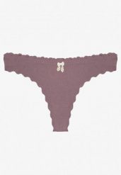 Fioletowe Bawełniane Majtki Stringi z Prążkowanej Tkaniny Eziane. Fioletowe stringi damskie Born2be, l, bez wzorów, z bawełny. Za 9.99 zł.