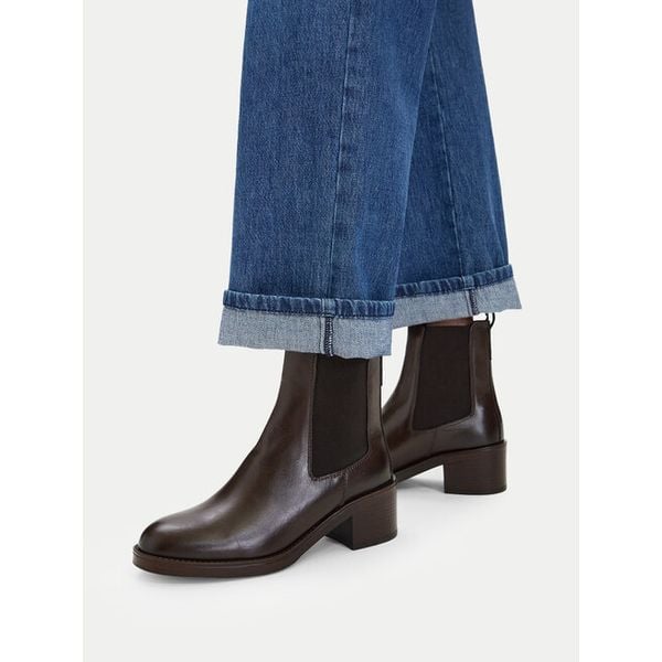 Botki GINO ROSSI. Brązowe botki damskie Gino Rossi, bez obcasa, na słupku, bez zapięcia. Za 349.99 zł.