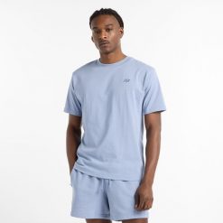 Koszulka męska New Balance MT41533DUS – niebieska. Niebieskie koszulki sportowe męskie New Balance, m, bez wzorów, z dresówki, bez kołnierzyka, bez ramiączek. Za 119.99 zł.