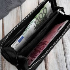 Paolo Peruzzi Czarny portfel damski w kwiaty AL-13-BL. Czarne portfele damskie Paolo Peruzzi, bez wzorów. Za 135.96 zł.