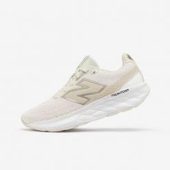 Buty do biegania damskie New Balance Fresh Foam 520 V9. Białe obuwie sportowe damskie New Balance, bez wzorów, do biegania. W wyprzedaży za 259.99 zł.