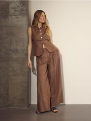 Szerokie spodnie z lnem - beżowy. Brązowe spodnie materiałowe damskie Reserved, l, bez wzorów, z wiskozy. Za 139.99 zł.