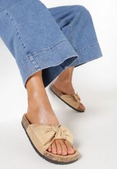 Ciemnobeżowe Klapki Nesariye. Brązowe klapki damskie Born2be, bez wzorów, bez obcasa, na płaskiej podeszwie. Za 59.99 zł.