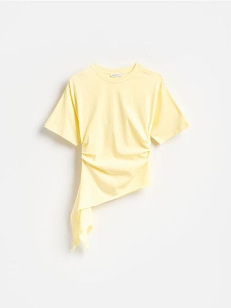 T-shirt z asymetrycznym dołem - żółty. Żółte t-shirty damskie Reserved, l, bez wzorów, z bawełny, z asymetrycznym kołnierzem. W wyprzedaży za 39.99 zł.