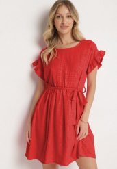 Czerwona Sukienka Ozdobiona Falbankami i Paskiem Izulira. Czerwone sukienki damskie Born2be, uniwersalny, bez wzorów, eleganckie, bez kołnierzyka, bez ramiączek, mini. Za 79.99 zł.