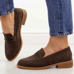 D.Brązowe mokasyny damskie M.Daszyński 2398-4. Brązowe półbuty damskie M.Daszyński, na jesień, bez wzorów, z jeansu, casualowe, z okrągłym noskiem, bez obcasa, na obcasie, bez zapięcia. Za 159.00 zł.