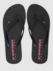 Japonki damskie 4F 4FRSS26FFLIF223. Czarne klapki damskie 4f, bez wzorów, z gumy, wakacyjne, bez obcasa. Za 49.99 zł.
